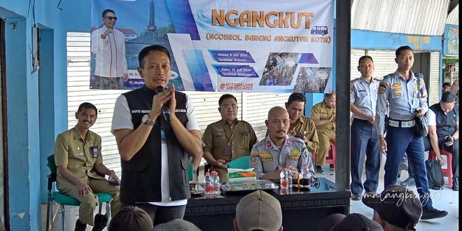 Penjabat (Pj.) Wali Kota Malang Dr. Ir. Wahyu Hidayat, MM berdialog langsung dengan para sopir angkotan kota (angkot) di Terminal Arjosari. Foto: Pemkot Malang