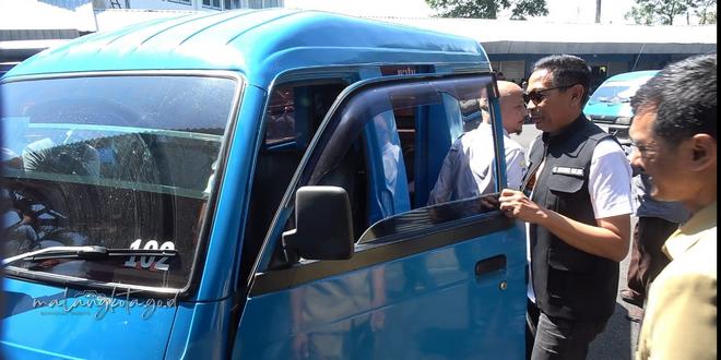 Pj Wali Kota Malang Wahyu Hidayat (rompi hitam) melihat angkot yang beroperasi di Terminal Arjosari. Foto: Pemkot Malang
