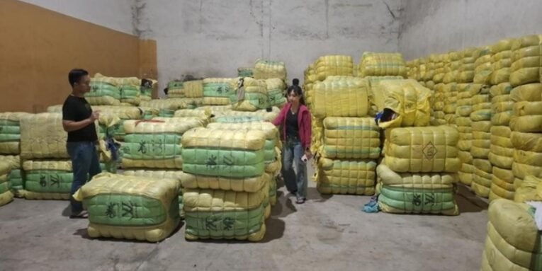 Direktorat Tindak Pidana Ekonomi Khusus (Dittipideksus) Bareskrim Polri baru-baru ini menggagalkan operasi ilegal yang melibatkan ribuan ballpres berisi pakaian bekas impor. Foto: Humas Polri