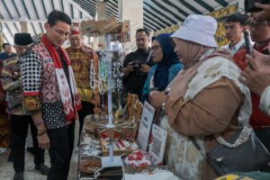 Dalam Workshop KaTa Kreatif yang digelar di Pendopo Kabupaten Malang pada Minggu (28/7), Menteri Pariwisata dan Ekonomi Kreatif Sandiaga Salahuddin Uno tampil memukau dengan mengenakan produk fesyen lokal. Foto: Kemenparekraf RI