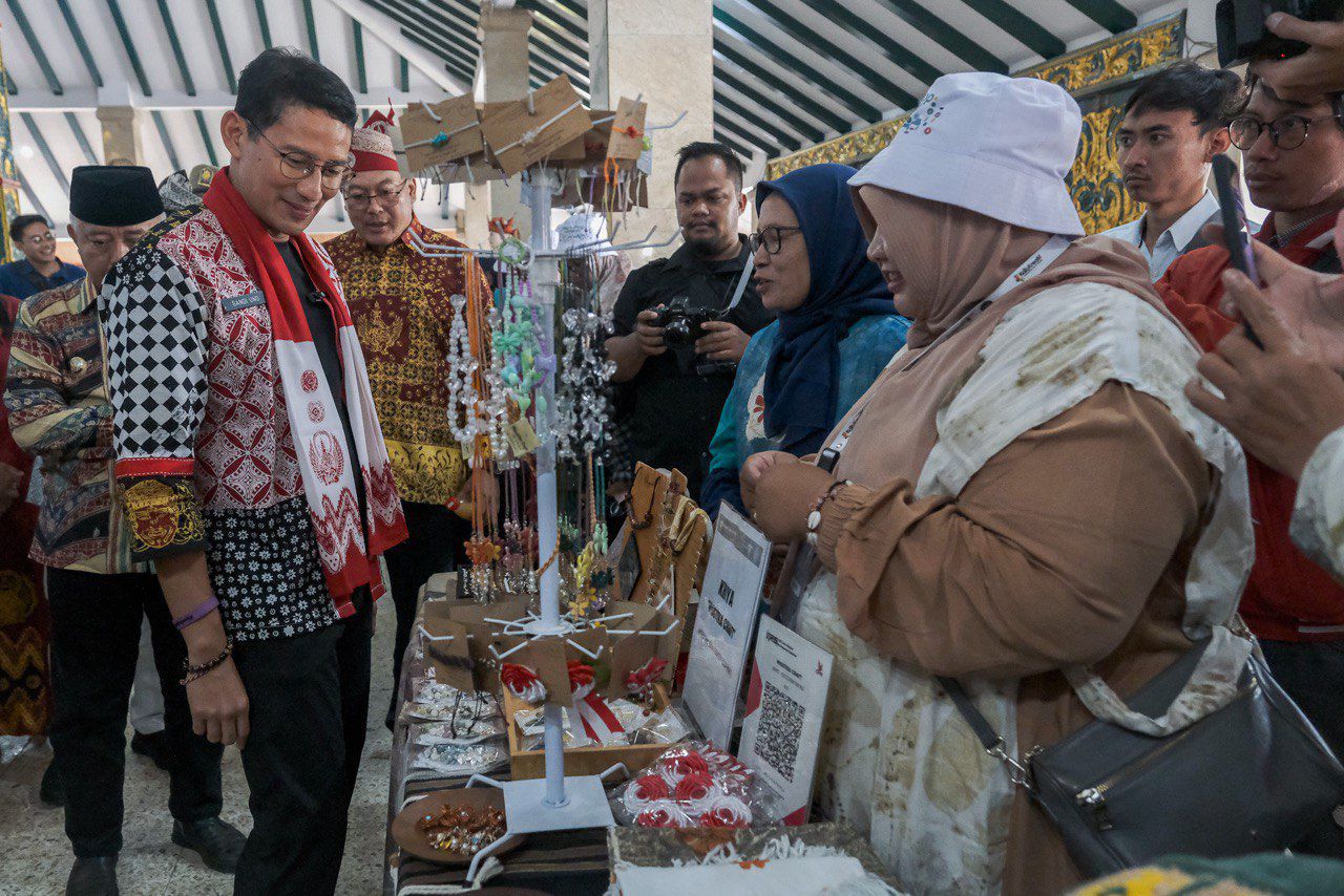 Dalam Workshop KaTa Kreatif yang digelar di Pendopo Kabupaten Malang pada Minggu (28/7), Menteri Pariwisata dan Ekonomi Kreatif Sandiaga Salahuddin Uno tampil memukau dengan mengenakan produk fesyen lokal. Foto: Kemenparekraf RI