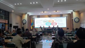Diseminasi Hasil Analisis ke-1 BKPerdag Tahun 2024 secara hibrida, di Aula FEB UNAIR, Surabaya, Selasa (30/7/2024). Foto: Diskominfo Jatim