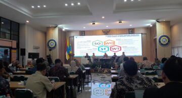 Diseminasi Hasil Analisis ke-1 BKPerdag Tahun 2024 secara hibrida, di Aula FEB UNAIR, Surabaya, Selasa (30/7/2024). Foto: Diskominfo Jatim