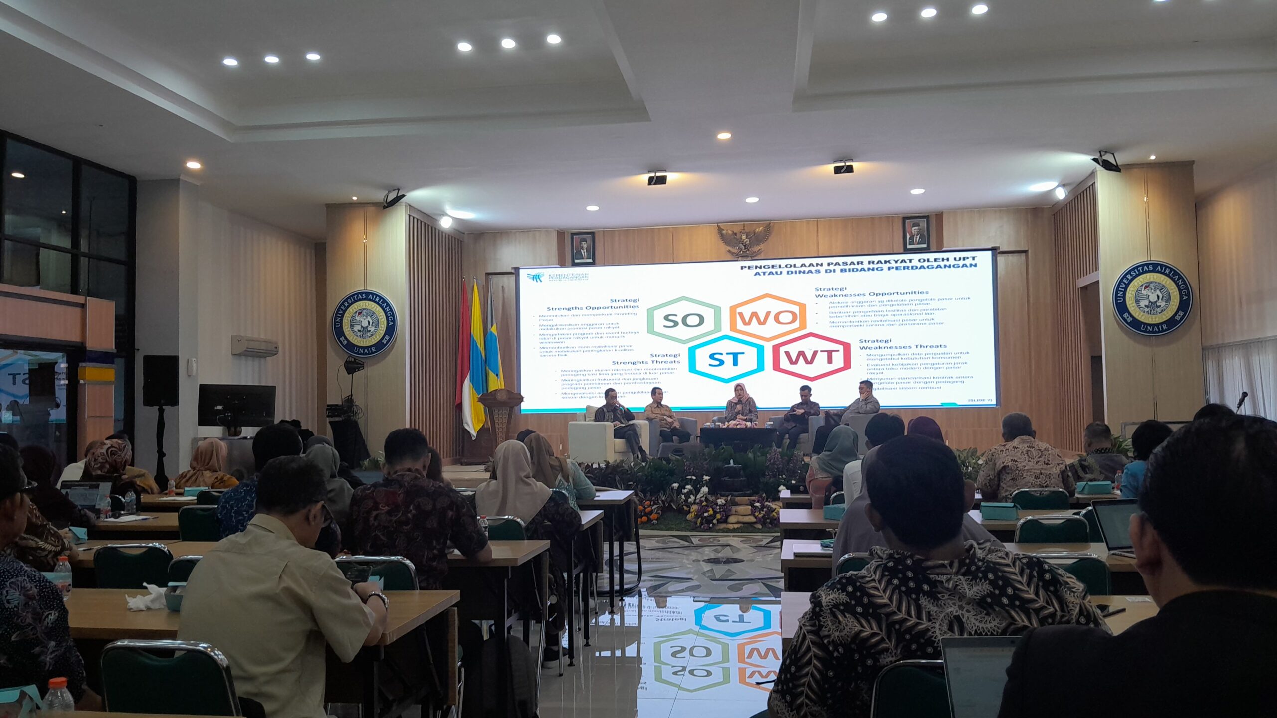 Diseminasi Hasil Analisis ke-1 BKPerdag Tahun 2024 secara hibrida, di Aula FEB UNAIR, Surabaya, Selasa (30/7/2024). Foto: Diskominfo Jatim