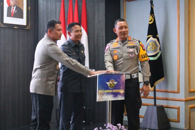 Kota Malang baru saja mencetak sejarah dengan peluncuran teknologi canggih yang pertama di Indonesia: ETLE Mobile Handheld (EMH). Foto: Humas Polri