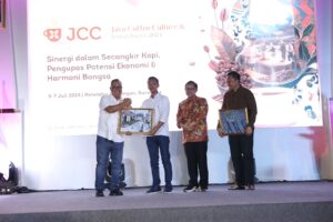 Festival Peneleh yang merupakan bagian dari rangkaian acara Java Coffee Culture (JCC) dan Festival Peneleh 2024 yang digelar pada tanggal 5-7 Juli 2024