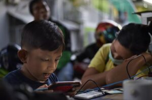 Polsek Blimbing Polresta Malang Kota, bekerja sama dengan Psikologi Anak Dinsos Kota Malang, mengadakan sosialisasi penting tentang Cyberbullying dengan tema "Berteman Asyik Tanpa Mengusik, Jiwa Sehat Masa Depan Gemilang". Foto: Unicef