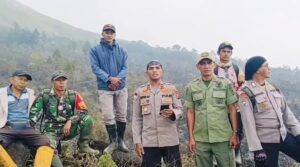 Pada Selasa (23/7), wilayah hutan di Bukit Pager Watu, Kecamatan Singosari, Kabupaten Malang, menghadapi ancaman serius dengan terjadinya kebakaran hebat. Foto: Polres Malang