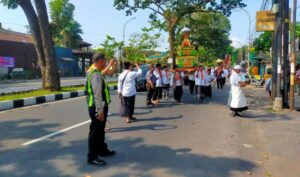 Polsek Kedungkandang, khususnya Bhabinkamtibmas Kelurahan Madyopuro, Aipda Imam M, bersama anggota lainnya, memantau langsung kegiatan tradisi arak-arakan “Mbabar Mbubur Suro dan Kirab Takir Jenang Suro” untuk menyambut tahun baru islam 1446 H
