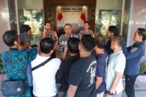 Kapolres Malang, AKBP Putu Kholis Aryana, memberikan respons resmi terhadap perkembangan kasus pencurian disertai pembunuhan yang menggemparkan Kecamatan Pakis, Kabupaten Malang pada 22 Maret 2024. Foto: Humas Polri
