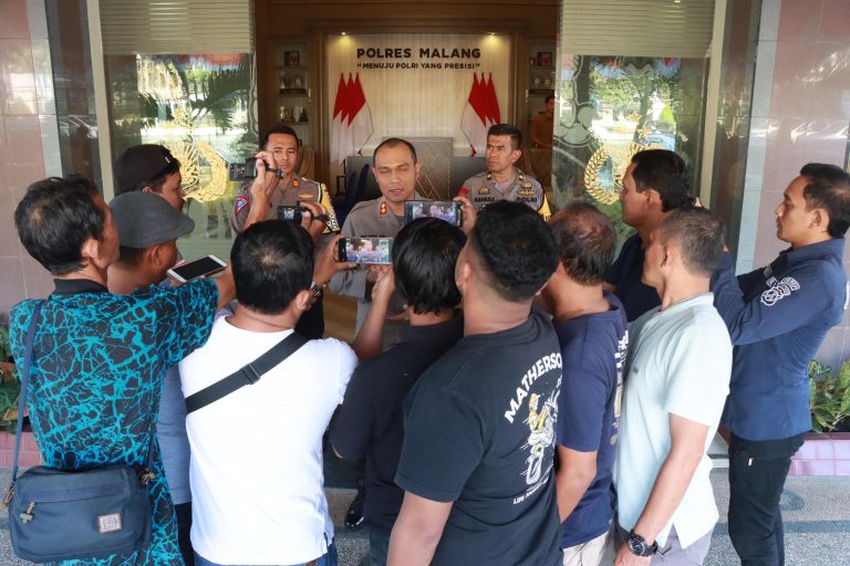Kapolres Malang, AKBP Putu Kholis Aryana, memberikan respons resmi terhadap perkembangan kasus pencurian disertai pembunuhan yang menggemparkan Kecamatan Pakis, Kabupaten Malang pada 22 Maret 2024. Foto: Humas Polri