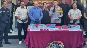 Pada Senin (15/7), Jalan Wahidin Sudirohusodo, Kota Pasuruan, menjadi saksi kejar-kejaran dramatis antara polisi dan komplotan pencuri mobil pick-up. Foto: istimewa