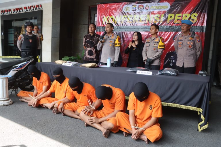 Polres Tulungagung menggelar Konferensi Pers ungkap Kasus penganiayaan berdasarkan 5 Laporan Polisi terjadi di wilayah Kabupaten Tulungagung, Jumat (12/7). Foto: Humas Polri