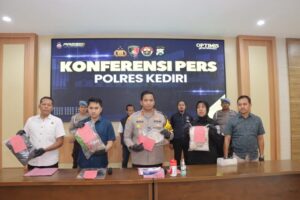 Nurohmad alias Tompel (25), diduga menyiram istrinya, PK (24), dan anak balitanya, PM (2), dengan air keras di sebuah rumah kost di Kecamatan Ngasem, Kediri, Insiden itu terjadi pada Kamis (11/7). Foto: Humas Polri