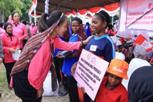 Dalam rangka memperingati Hari Kesatuan Gerak Bhayangkari ke-72, Ketua Umum Bhayangkari Ny. Juliati Sigit Prabowo mengunjungi Rumah Honai Gabus Pintar di Kampung Toladan