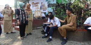 Pj. Wali Kota Malang Wahyu Hidayat bercengkerama dengan siswa di SMPN 2 Kota Malang mendampingi kunjungan Pemantauan Keberlanjutan dan Replikasi Inovasi (PKRI) Pelayanan Publik Tahun 2024 KemenPANRB. Foto: Pemkot Malang