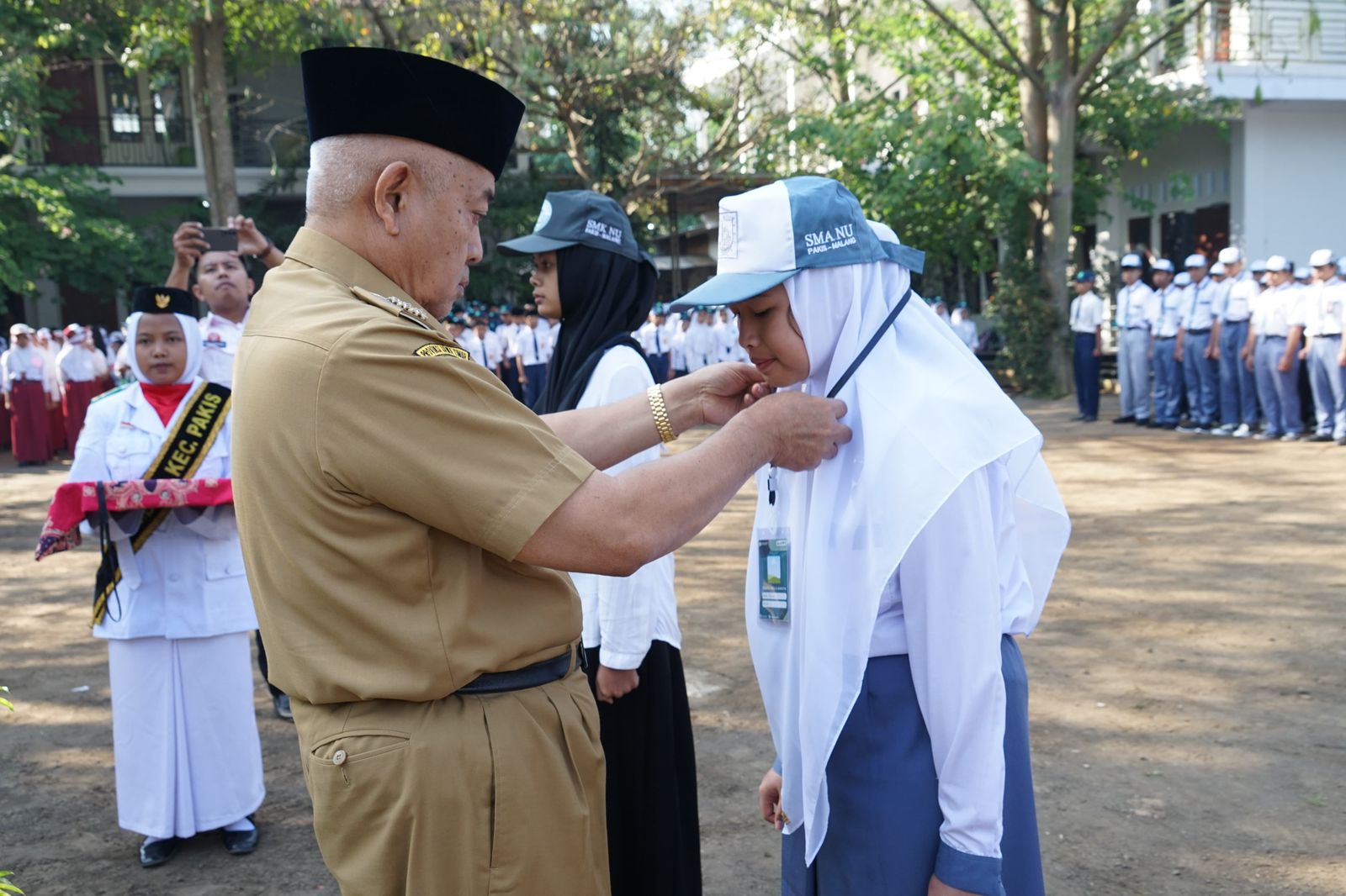 Bupati Malang, Drs. H. M. Sanusi, M.M, memimpin upacara pembukaan Masa Pengenalan Lingkungan Sekolah (MPLS) Tahun Pelajaran 2024-2025 di Yayasan Pendidikan Nahdlatul Ulama Islamic School (NUIS) yang mencakup SMPNU, SMANU, dan SMK Maarif NU 04 Pakis, Kabupaten Malang, pada Senin (15/7) pagi. Foto: Pemkab Malang