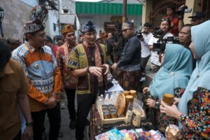 Menparekraf Sandiaga Uno berbincang dengan pelaku UMKM yang hadir dalam acara Beli Kreatif Desa Wisata 2024 di Kampong Heritage Kajoetangan, Kota Malang, Minggu (28/7). Foto: Kemenparekraf RI