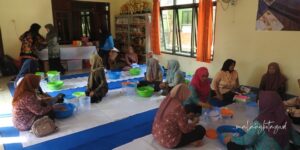 Pelatihan pembuatan VCO ini berlangsung di Balai Kelurahan Cemorokandang pada Sabtu, 13 Juli 2024. Foto: Pemkot Malang