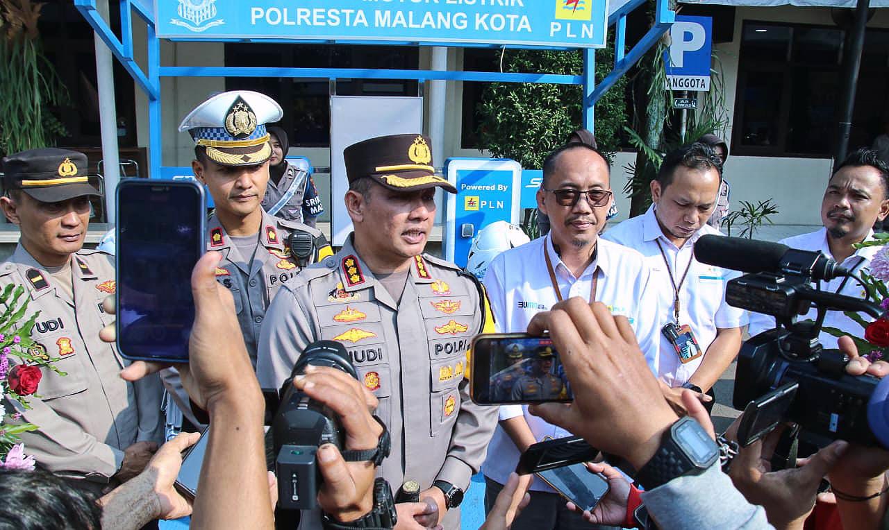 Polresta Malang Kota, bekerja sama dengan PT PLN (Persero) UP3 Malang, secara resmi meluncurkan Stasiun Pengisian Kendaraan Listrik Umum (SPKLU) pada 22 Juli 2024. Foto: Polresta Malang Kota