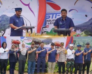 Pembukaan Kejuaraan Paralayang di Lapangan Songgomaruto, Kelurahan Songgokerto, Kota Batu, Kamis (04/07)