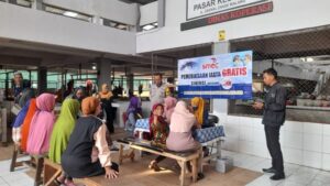 Polsek Kedungkandang menunjukkan kepeduliannya terhadap kesehatan masyarakat dengan mengadakan pemeriksaan mata gratis untuk pedagang Pasar Kebalen. Foto: Polresta Malang