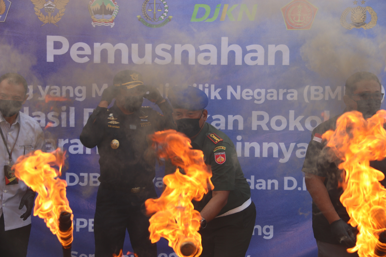 Pemusnahan dilaksanakan di Tempat Penimbunan Pabean Bea Cukai Tanjung Emas, pada Selasa (09/07).