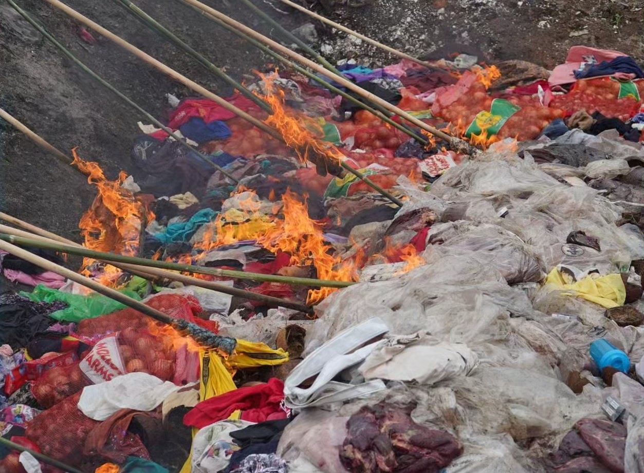 Kantor Wilayah Khusus (Kanwilsus) Kepulauan Riau (Kepri) bersama Bea Cukai Tanjung Balai Karimun melakukan pemusnahan besar-besaran barang milik negara (BMN) eks penindakan di bidang kepabeanan dan cukai pada Selasa (09/07). Foto: Bea Cukai