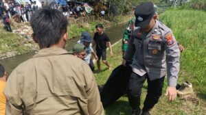 Pada Minggu (21/7), warga Dusun Krajan, Desa Putat Lor, Kecamatan Gondanglegi, Kabupaten Malang, dikejutkan dengan penemuan jasad seorang pria lanjut usia yang mengapung di aliran Sungai Brantas. Foto: Humas Polres Malang