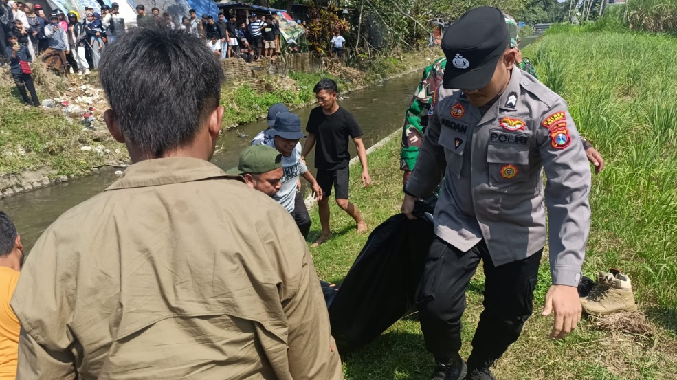 Pada Minggu (21/7), warga Dusun Krajan, Desa Putat Lor, Kecamatan Gondanglegi, Kabupaten Malang, dikejutkan dengan penemuan jasad seorang pria lanjut usia yang mengapung di aliran Sungai Brantas. Foto: Humas Polres Malang