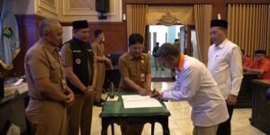 Pj. Wali Kota Malang Wahyu Hidayat (rompi hitam) didampingi Sekda Kota Malang (kiri) dan Plt. Kepala Bakesangpol Kota Malang (tiga dari kiri) menyaksikan penandatanganan BAST. Foto: Pemkot Malang