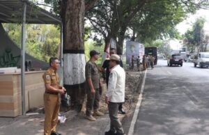 Satuan Polisi Pamong Praja (Satpol PP) Kota Batu menggelar operasi penertiban spanduk, banner, dan alat peraga kampanye (APK) yang pemasangannya tidak sesuai dengan aturan. Foto: PPID Kota Batu