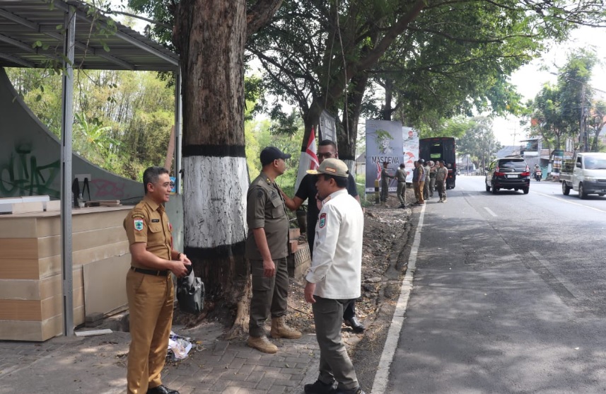 Satuan Polisi Pamong Praja (Satpol PP) Kota Batu menggelar operasi penertiban spanduk, banner, dan alat peraga kampanye (APK) yang pemasangannya tidak sesuai dengan aturan. Foto: PPID Kota Batu