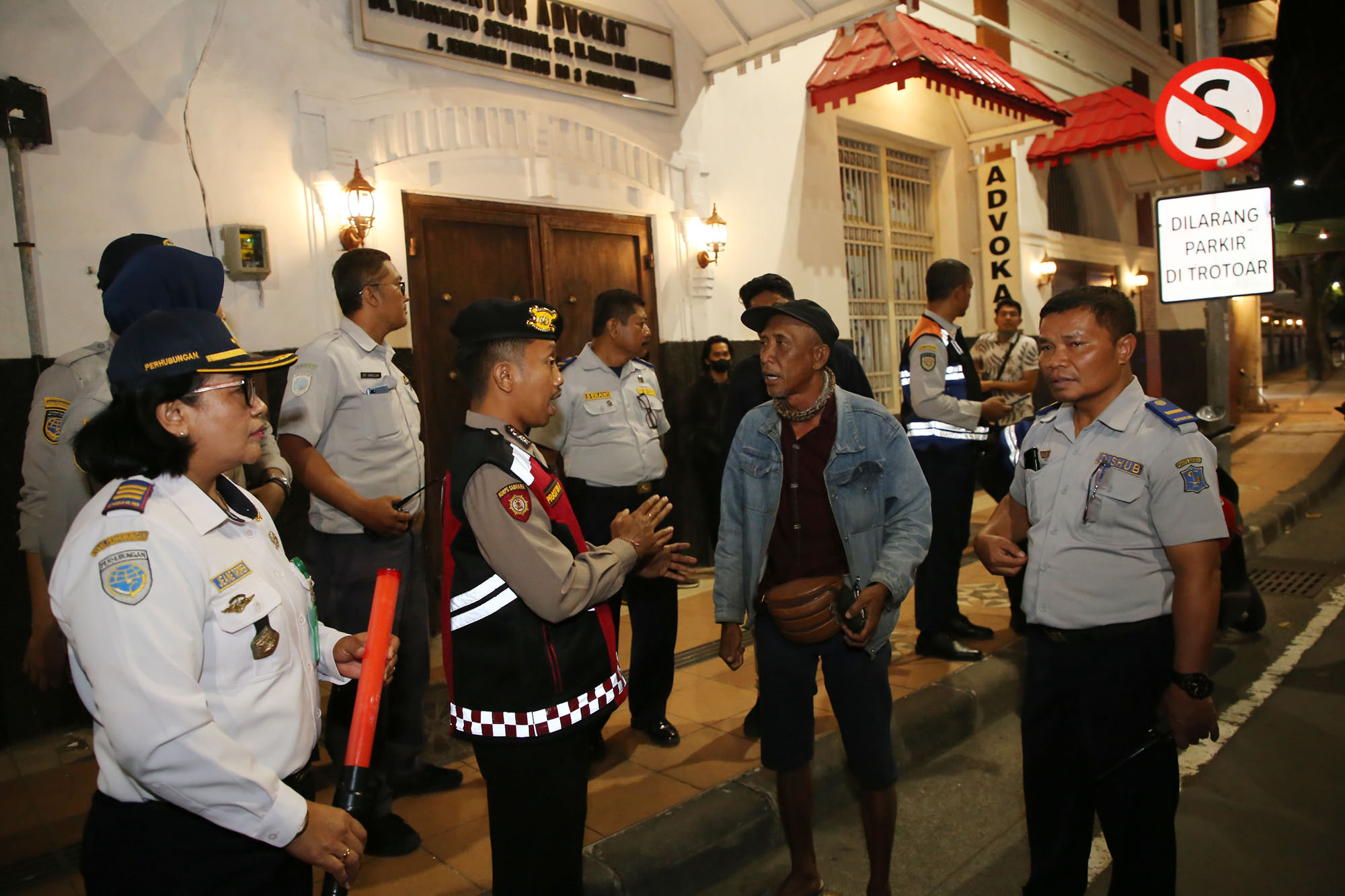 Dishub Surabaya bersama beberapa instansi lainnya melakukan operasi penertiban terhadap juru parkir (jukir) liar, Kamis (11/7). Foto: Kominfo Jatimprov