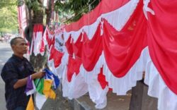 terlihat sejumlah penjual bendera merah putih yang mulai bermunculan, menyemarakkan suasana dengan warna kebangsaan. Foto: Kominfo Pasuruan