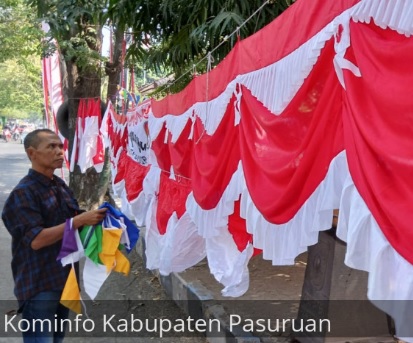 terlihat sejumlah penjual bendera merah putih yang mulai bermunculan, menyemarakkan suasana dengan warna kebangsaan. Foto: Kominfo Pasuruan