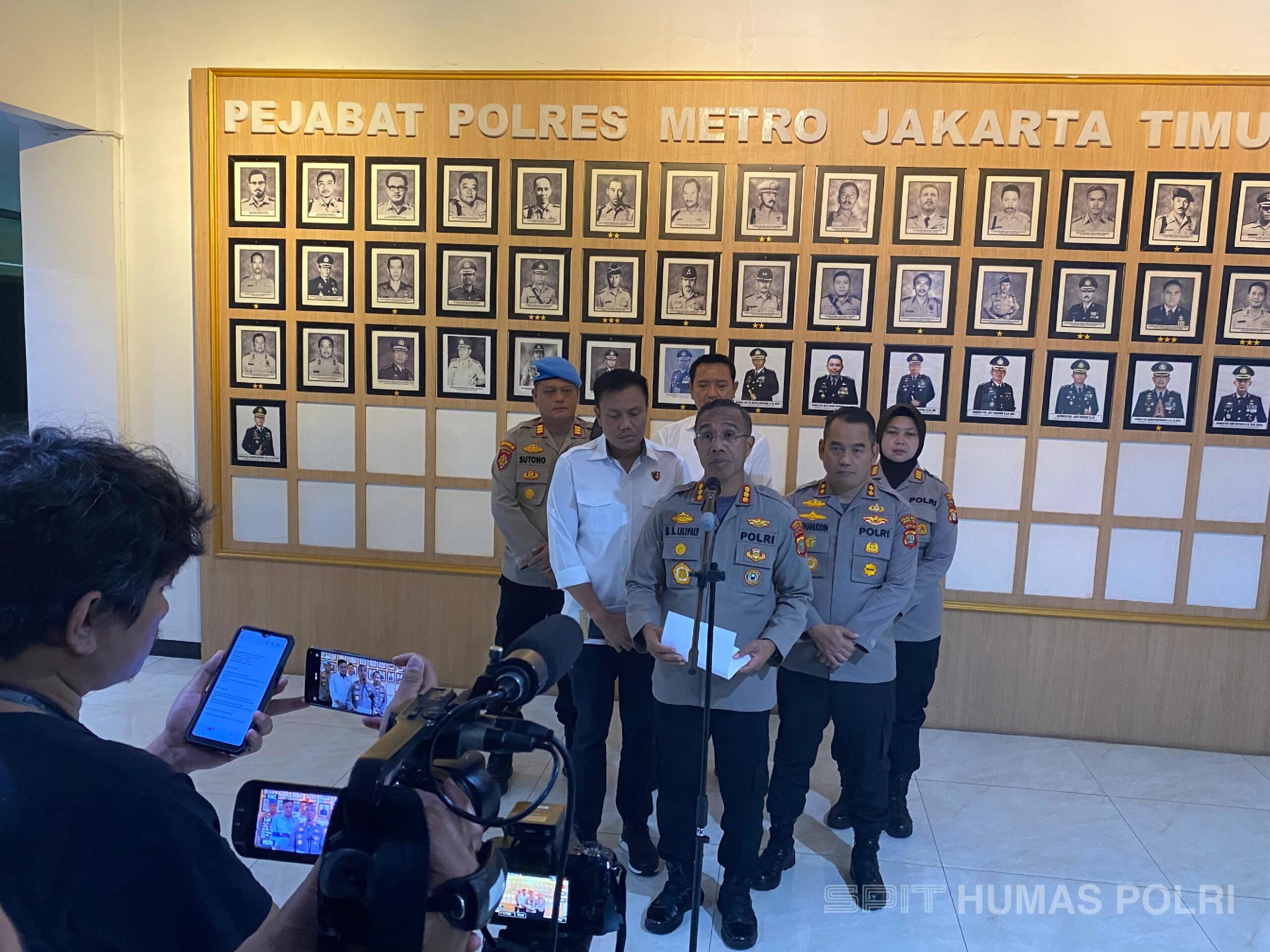 Polres Metro Jakarta Timur tengah menghadapi kasus serius terkait penipuan dan penggelapan dengan modus pencurian data pribadi, yang kemudian digunakan untuk pinjaman online. Foto: Polda Metrojaya