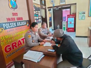 Polres Situbondo, melalui Polsek Arjasa, merespons laporan warga terkait penjualan minyak goreng (migor) murah oleh kelompok perorangan di Desa Arjasa. Foto: Humas Polri