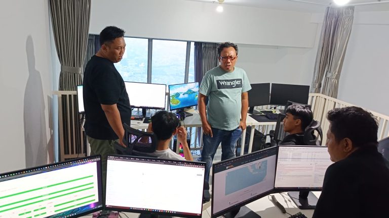 Polres Metro Jakarta Barat telah berhasil mengamankan tujuh orang yang diduga terlibat dalam praktik judi online yang menggunakan modus meretas situs web pemerintahan dan pendidikan. Foto: Humas Polri