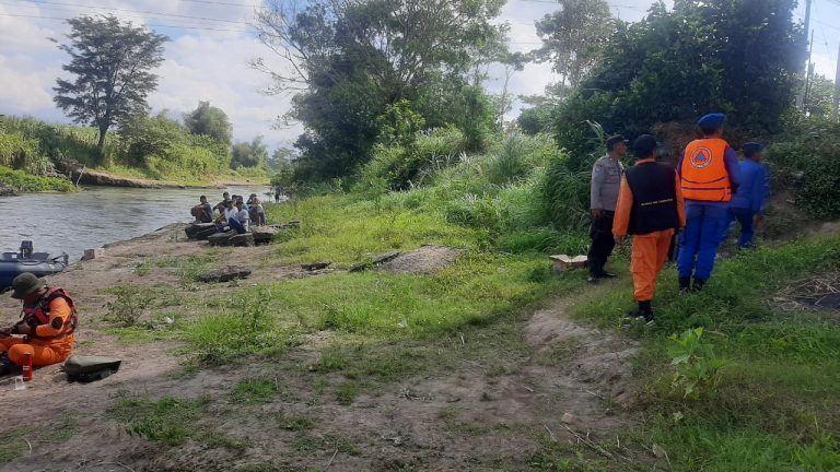 Tim gabungan melanjutkan upaya pencarian Muhammad Nafa Choirun Nafis (17), yang hanyut di Sungai Brantas pada Jumat sore, 12 Juli 2024. Foto: Humas Polri