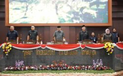 Pj. Gubernur Jatim, menyampaikan nota penjelasan Keuangan Perubahan KUA PPAS APBD Provinsi Jawa Timur Tahun Anggaran 2024 di DPRD Jatim. Foto: Sekwan DPRD Jatim