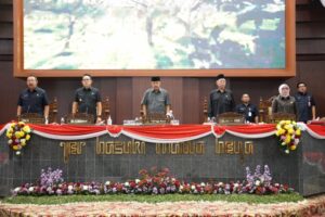 Pj. Gubernur Jatim, menyampaikan nota penjelasan Keuangan Perubahan KUA PPAS APBD Provinsi Jawa Timur Tahun Anggaran 2024 di DPRD Jatim. Foto: Sekwan DPRD Jatim