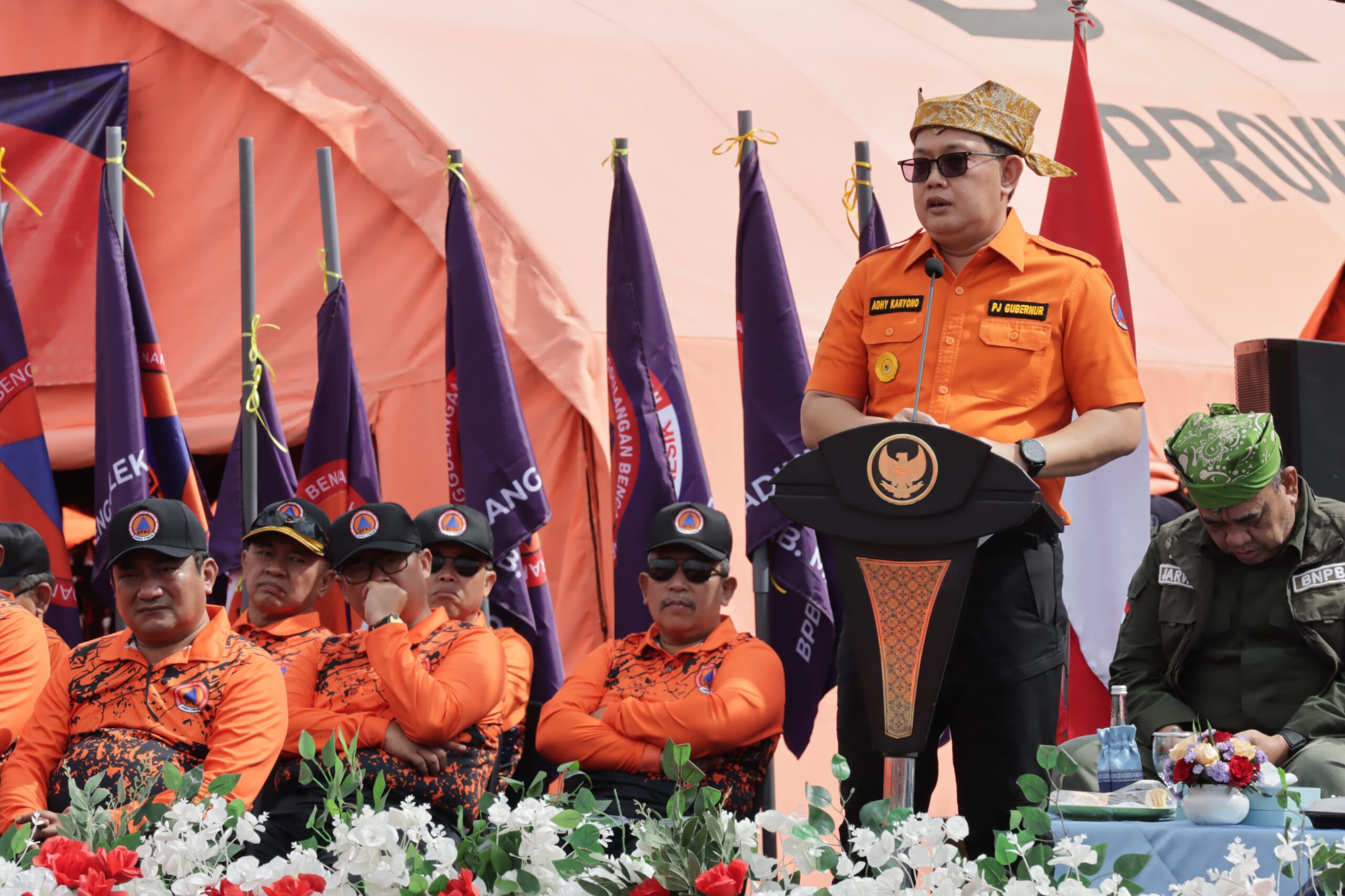 Pj Gubernur Jatim, Adhy Karyono, menjadi keynote speaker pada Sarasehan Gelar Peralatan Penanggulangan Bencana 2024 di Pantai Boom Banyuwangi, Minggu (14/7). Foto: Henry JNR