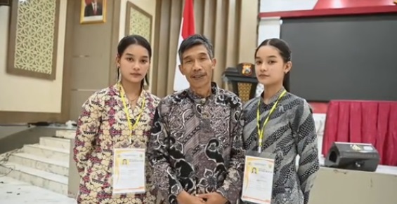 Dua anak kembar, Gading Pengestu Anjar Pramesti (20) dan Kidung Pangestu Anjar Pramesti (20), asal Kecamatan Bululawang, Kabupaten Malang, berhasil lolos seleksi penerimaan Bintara Polri tahun 2024. Foto: Humas Polri