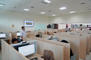 Suasana Pelaksanaan seleksi mandiri jalur Tes Masuk Berbasis Komputer (TMBK) Universitas Negeri Malang (UM) pada selasa (9/7). foto: Humas UM