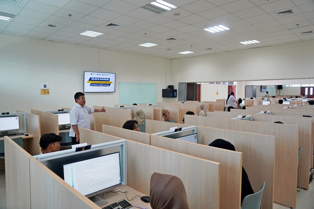 Suasana Pelaksanaan seleksi mandiri jalur Tes Masuk Berbasis Komputer (TMBK) Universitas Negeri Malang (UM) pada selasa (9/7). foto: Humas UM