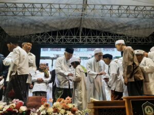 Tabligh Maulid Akbar Peringatan Tahun Baru Islam 1446 H bersama Majelis Wat Ta'lim Riyadlul Jannah (RJ) berlokasikan di halaman Pendopo Kabupaten Malang