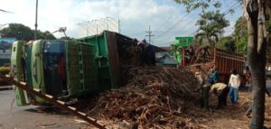 Polresta Malang Kota bersama Polsek Blimbing dan Dinas Perhubungan (Dishub) Kota Malang merespon cepat laporan masyarakat tentang truk tebu yang terguling di bundaran Panglima Sudirman.