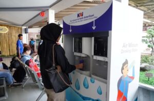 KAI Group, pionir dalam industri perkeretaapian, berkomitmen untuk mencapai zero net emission melalui strategi terintegrasi yang mencakup teknologi dan inovasi. Foto: KAI