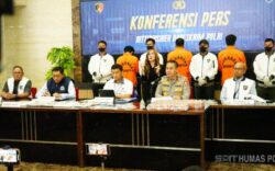 Direktorat Tindak Pidana Siber (Dittipidsiber) Bareskrim Polri mengungkap kasus online scam jaringan internasional yang merugikan empat negara, termasuk Indonesia. Konferensi pers di Aula Bareskrim Polri, Selasa (16/7). Foto: Humas Polri
